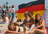 Deutschland Begeisterung Warnemünde Strand dpa