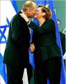 Merkel begrüßt Olmert mit Wangenkuß, Foto: ddp
